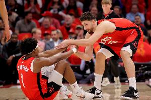 媒体人：火箭想杀时间差点自杀 以后没范乔丹就让申京开边线球吧